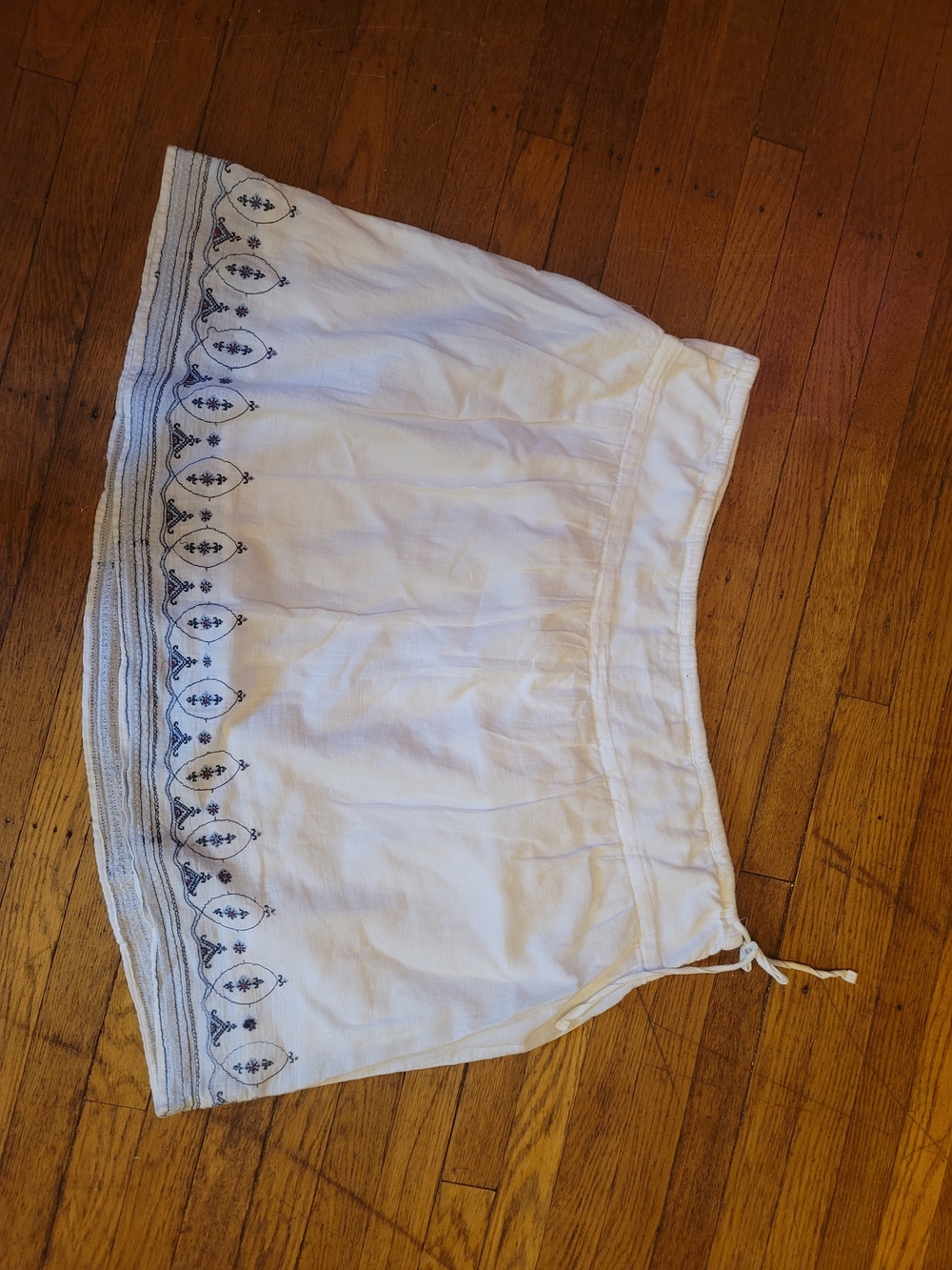 Old Navy White Mini Skirt with Navy Embroidery XXL